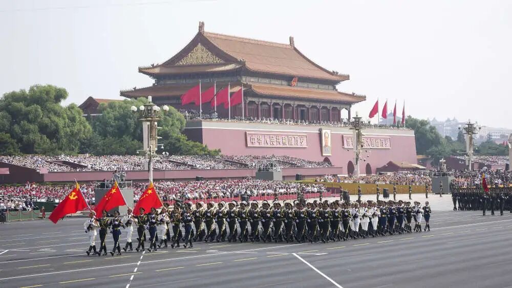 铭记历史，赓续精神——兴发娱乐组织观看纪念中国人民抗日战争暨世界反法西斯战争胜利80周年大会